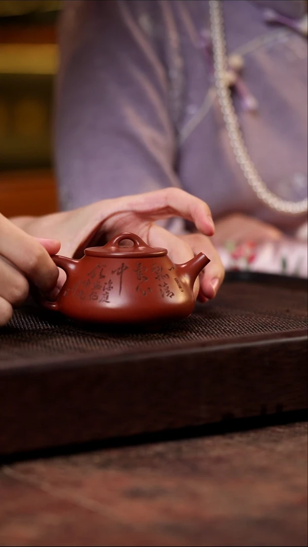 宜兴紫砂海棠红平盖石瓢150cc