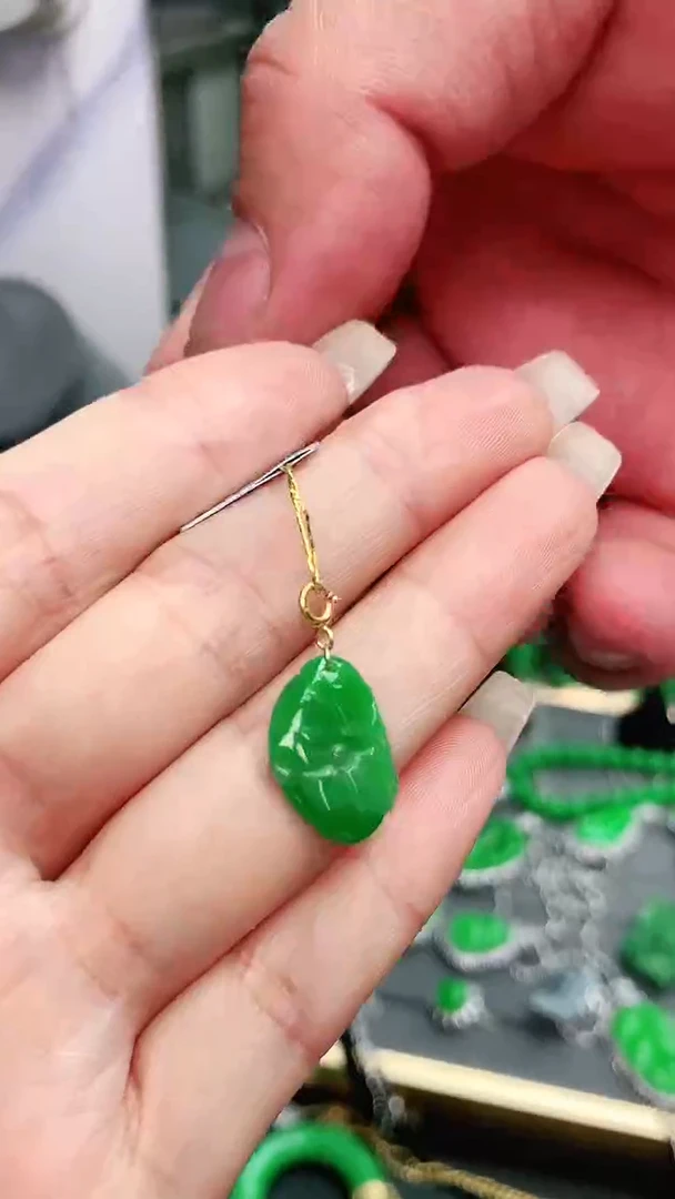 颈饰18K金镶嵌翡翠赠礼盒证书