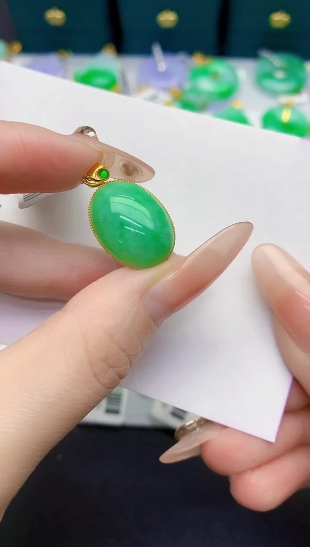 颈饰18K金镶嵌翡翠缅甸天然翡翠A货