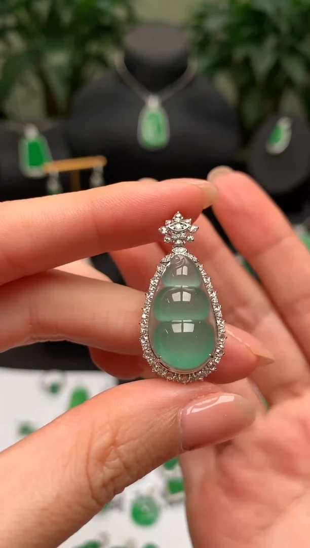 颈饰18K金镶嵌翡翠福豆