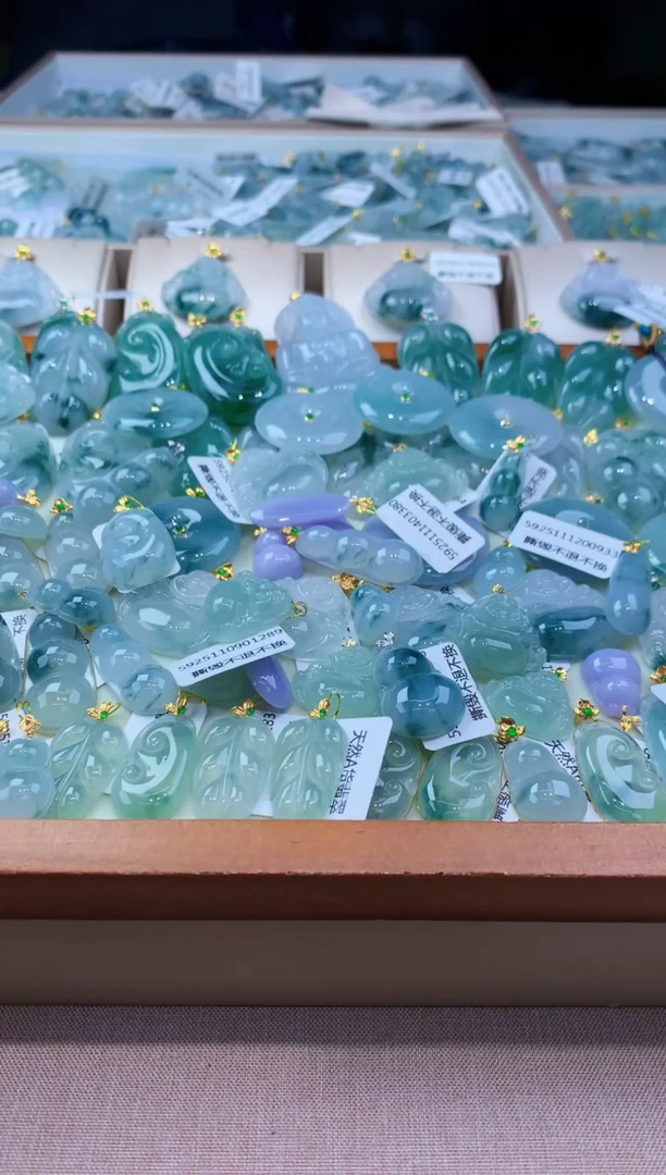 颈饰18K金镶嵌翡翠天然缅甸a货翡翠