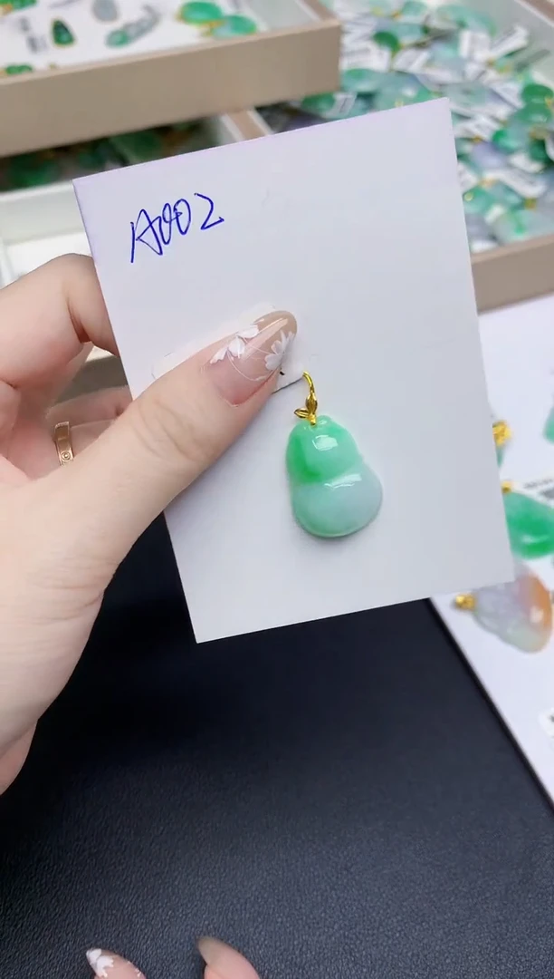 翡翠18K金镶嵌颈饰0000000000