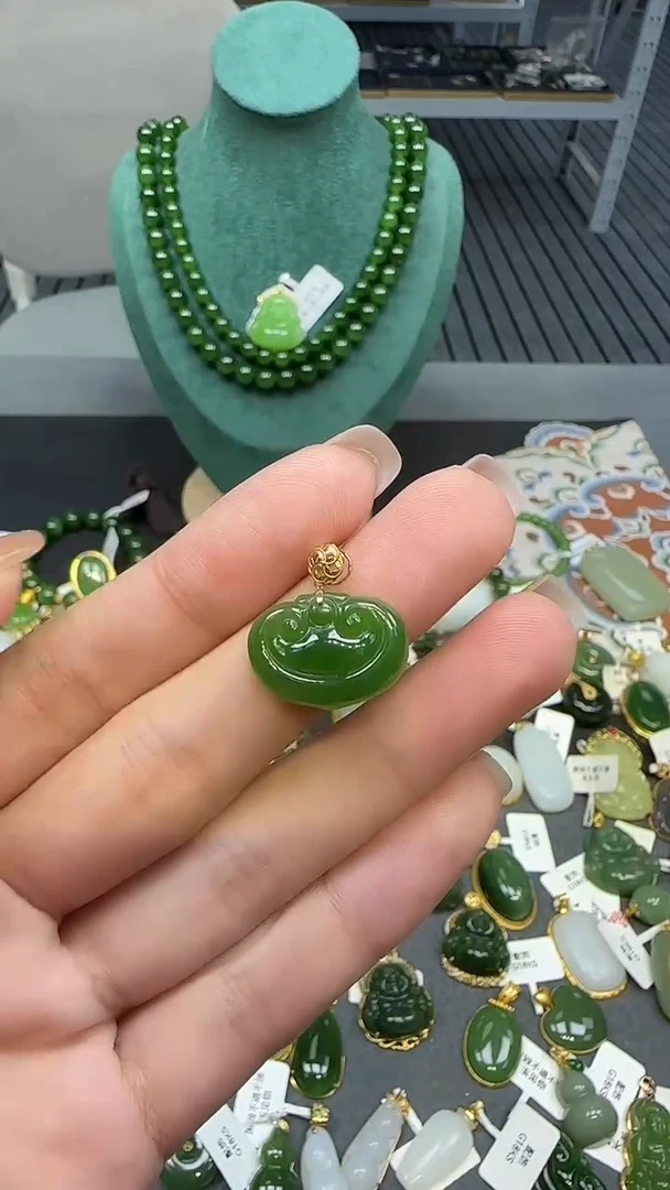 18K金镶嵌和田玉挂件1
