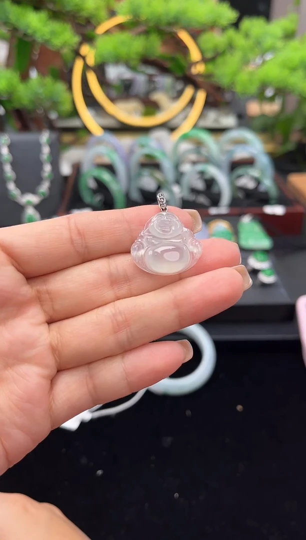 颈饰18K金镶嵌翡翠吊坠