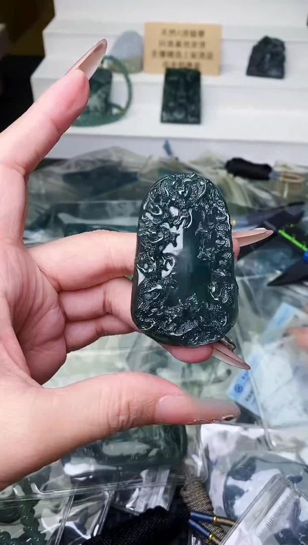 颈饰未镶嵌翡翠