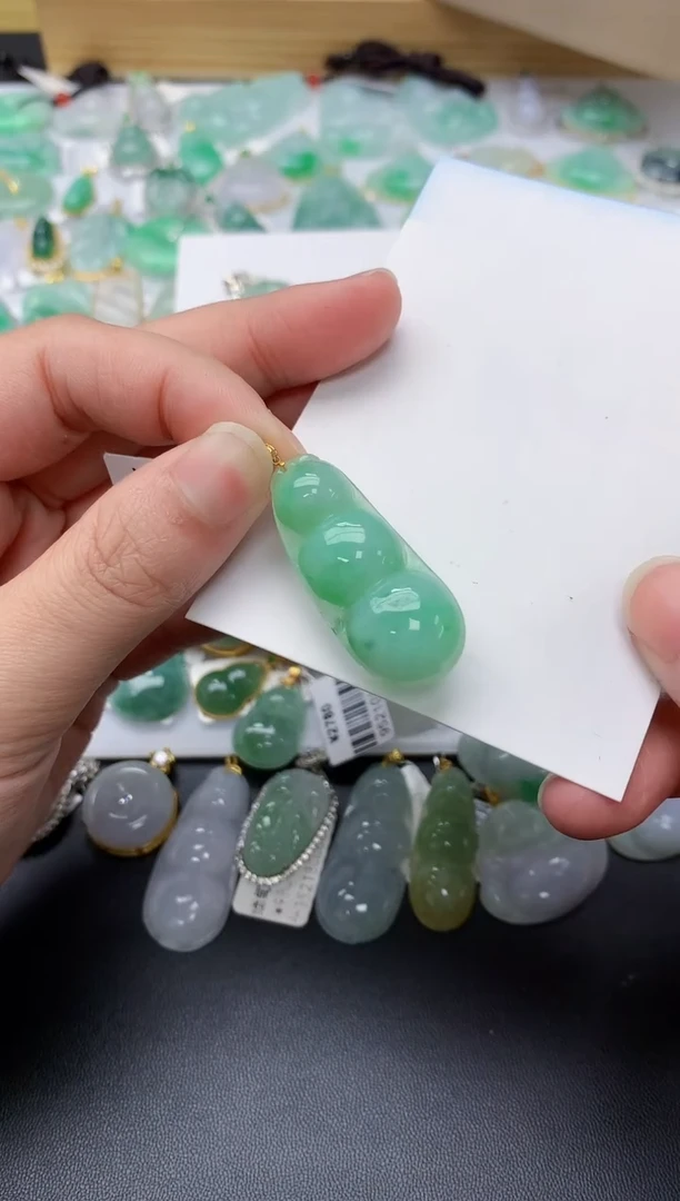 颈饰18K金镶嵌翡翠天然A货