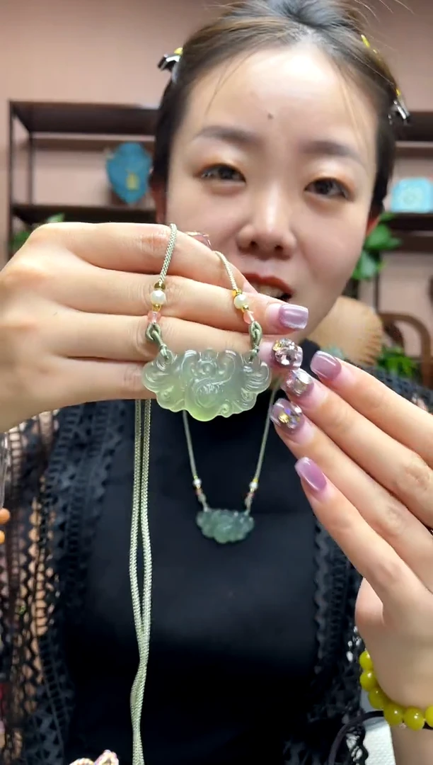 岫玉未镶嵌吊坠多样性发货发其中之一