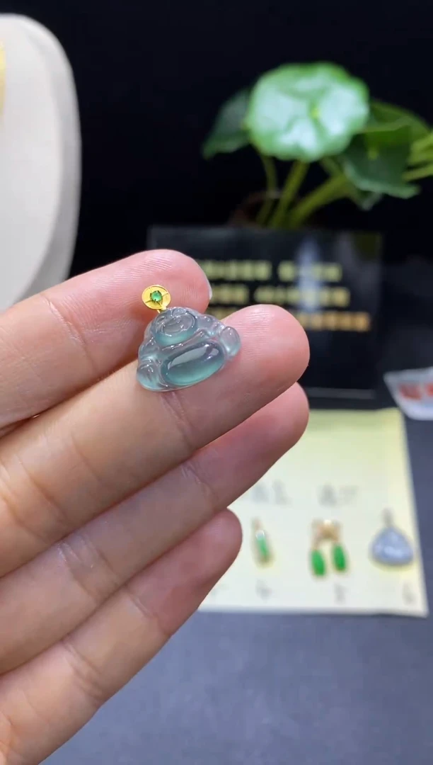 翡翠18K金镶嵌颈饰翡翠吊坠