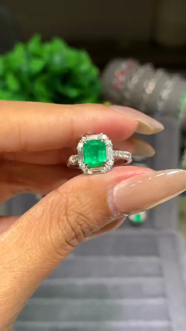 18K金镶嵌戒指祖母绿1.25CT