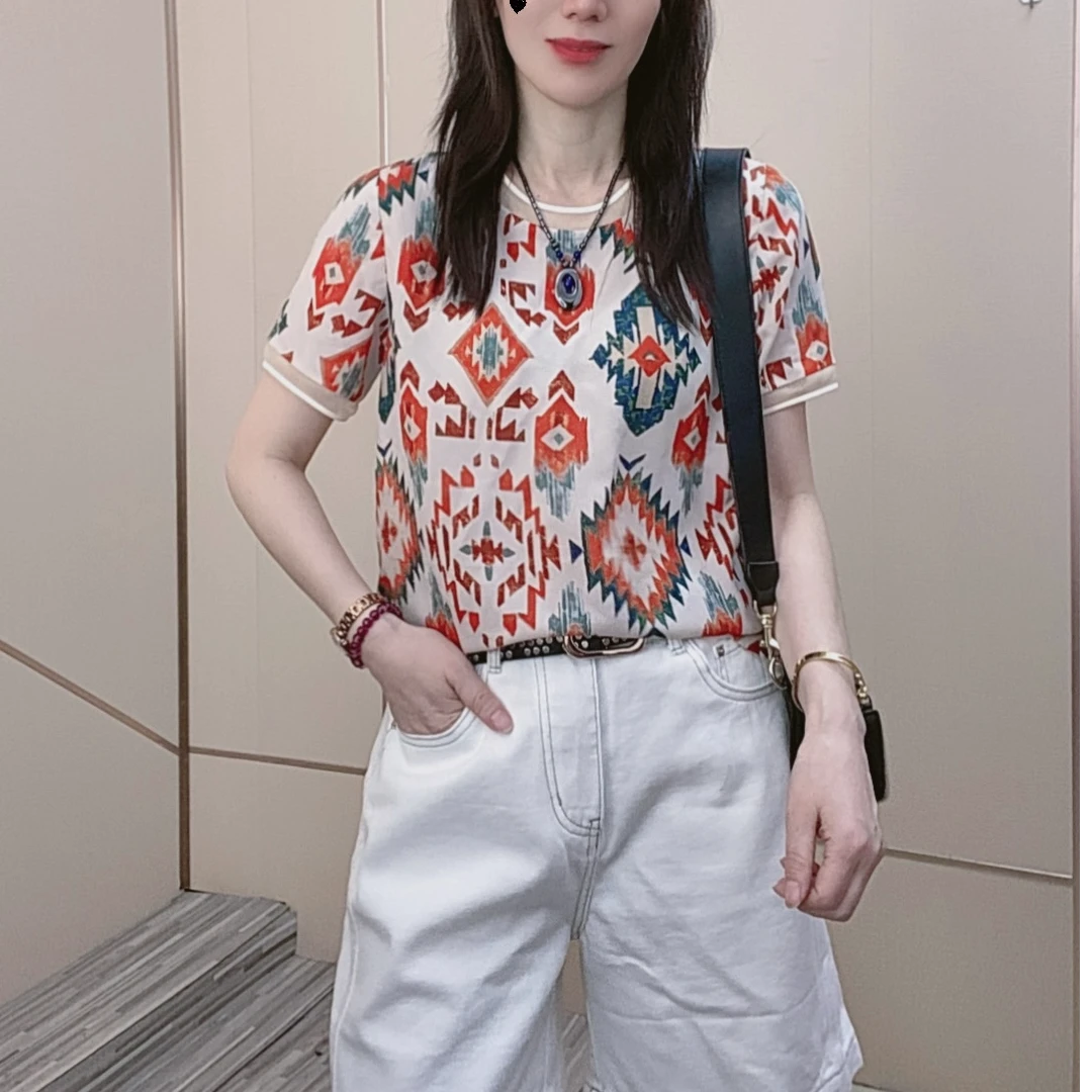 2025年夏季新款女装圆领镂空蕾丝拼接轻薄透气上衣宽松遮肚体恤衫