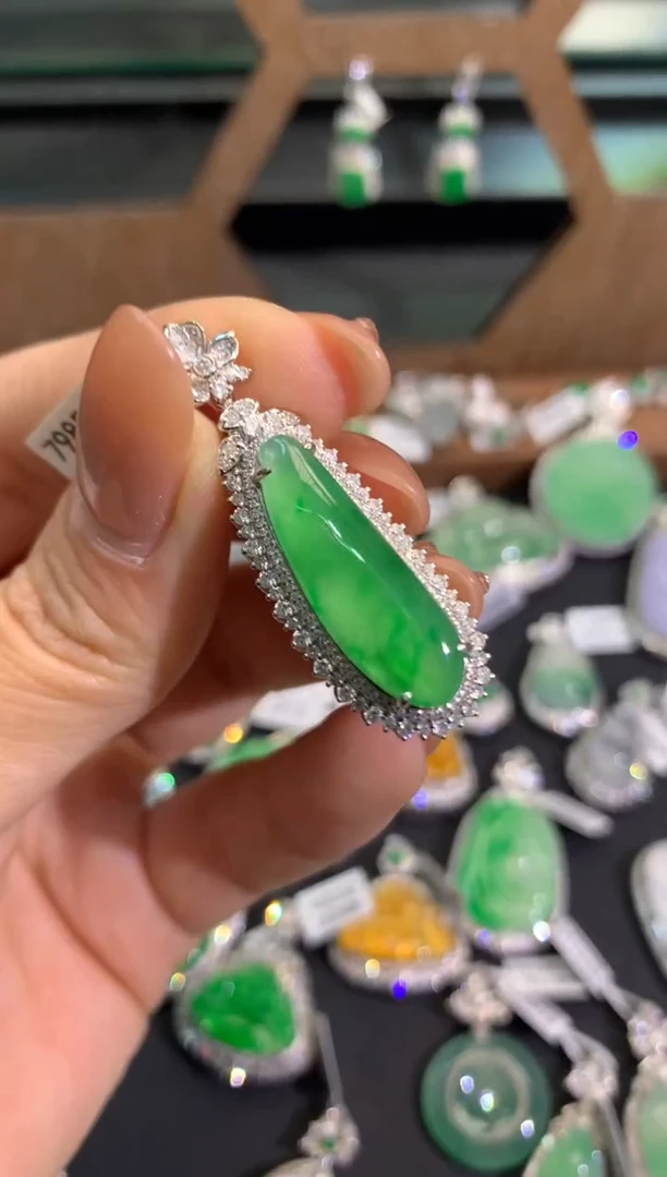 【闪购商品】翡翠吊坠(不含链)18K金镶嵌吊坠