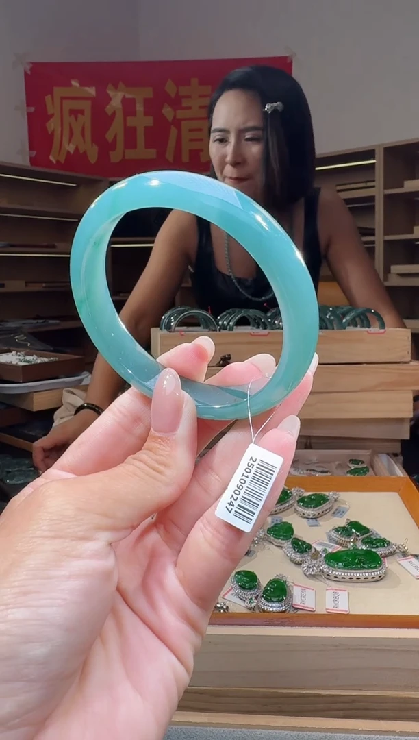 翡翠手镯未镶嵌60圈