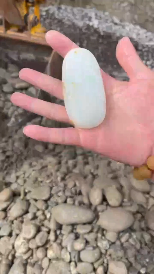 透闪石质玉未镶嵌珠宝奇石透闪石质玉，未镶嵌珠宝奇石。