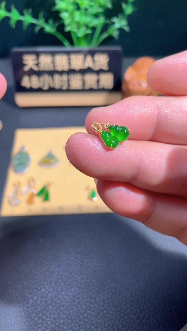 颈饰18K金镶嵌翡翠翡翠