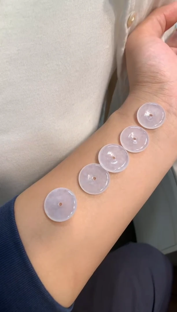 颈饰未镶嵌翡翠平安扣