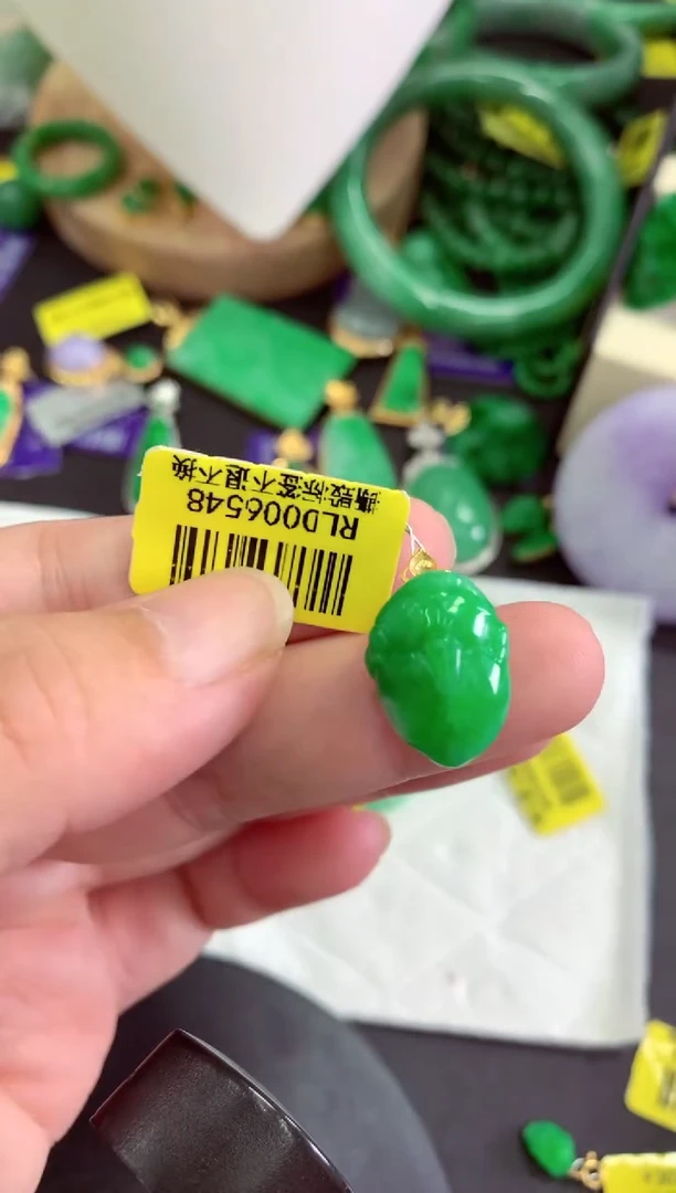 颈饰18K金镶嵌翡翠挂件