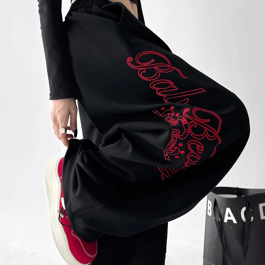 2025秋季新款重工字母刺绣运动卫裤女韩版宽松时尚气质红色阔腿裤