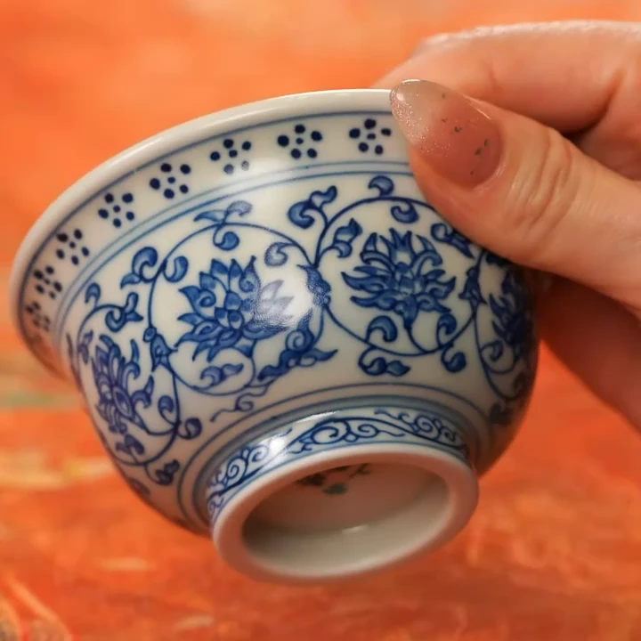 雨溪山房/青花缠枝莲压手杯