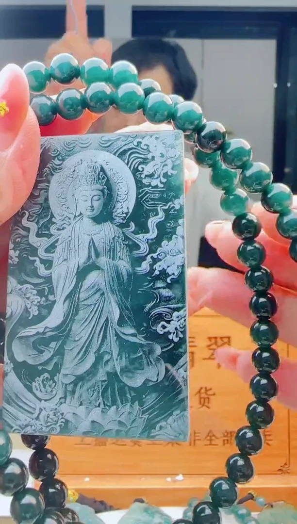 翡翠未镶嵌颈饰多样性发货其中一件
