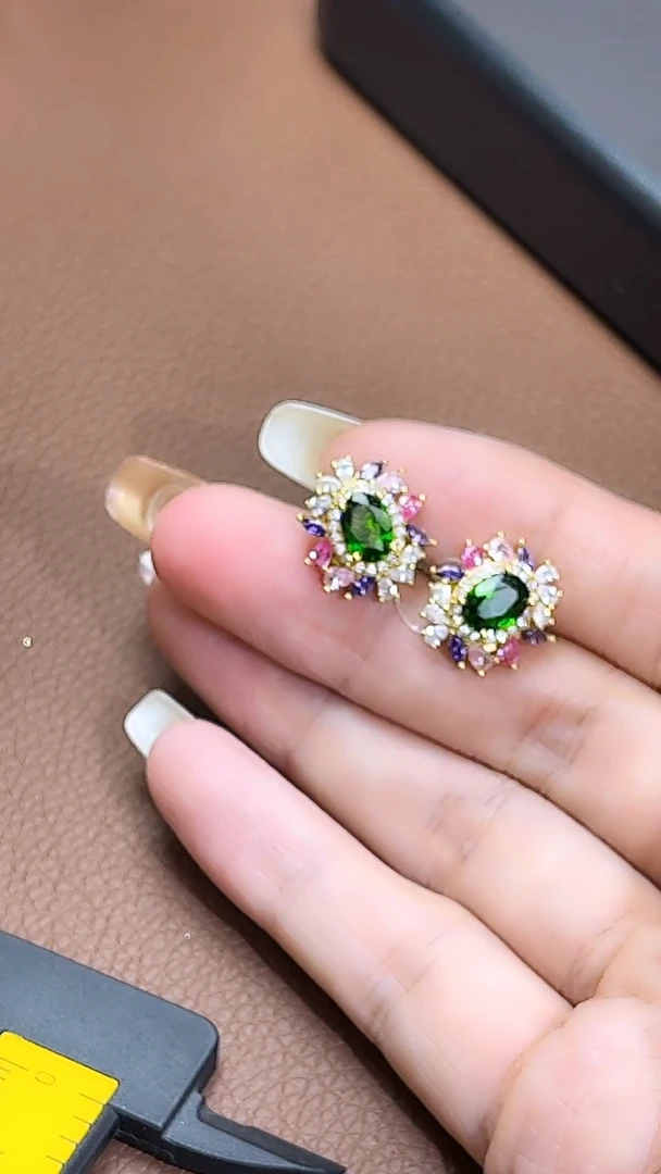 银S925镶嵌透辉石耳钉耳钉