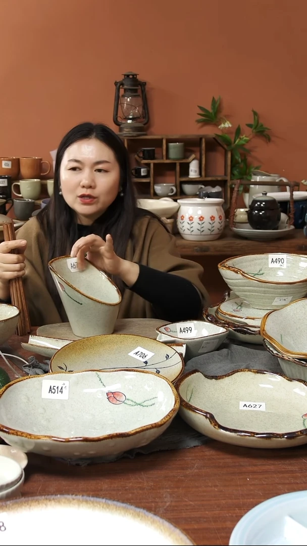 陶瓷A676 一只手绘荷花黑点高低筒子可能微瑕