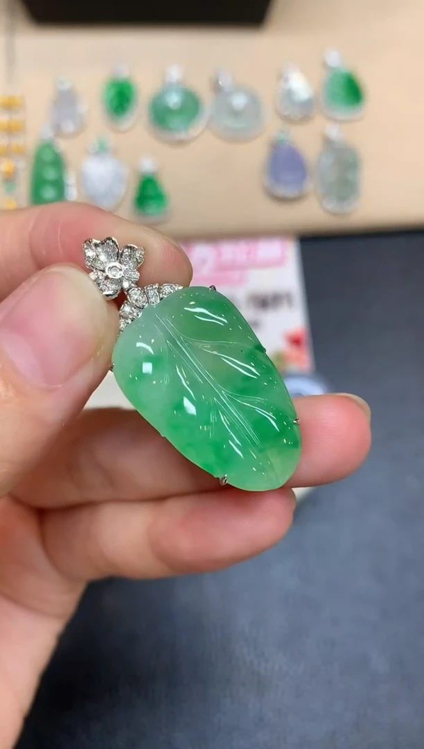 颈饰18K金镶嵌翡翠树叶【无服务费【48小时鉴赏期】