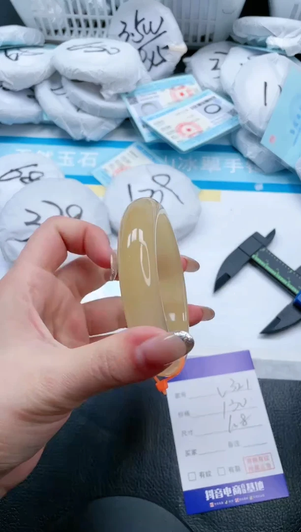 【闪购商品】石英质玉手镯未镶嵌14V321-61