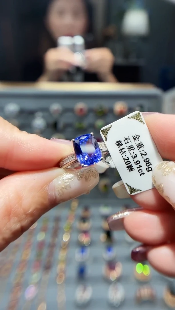 18K金镶嵌戒指坦桑石3.91.