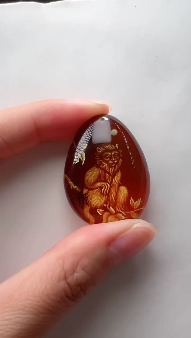 未镶嵌颈饰琥珀猴子