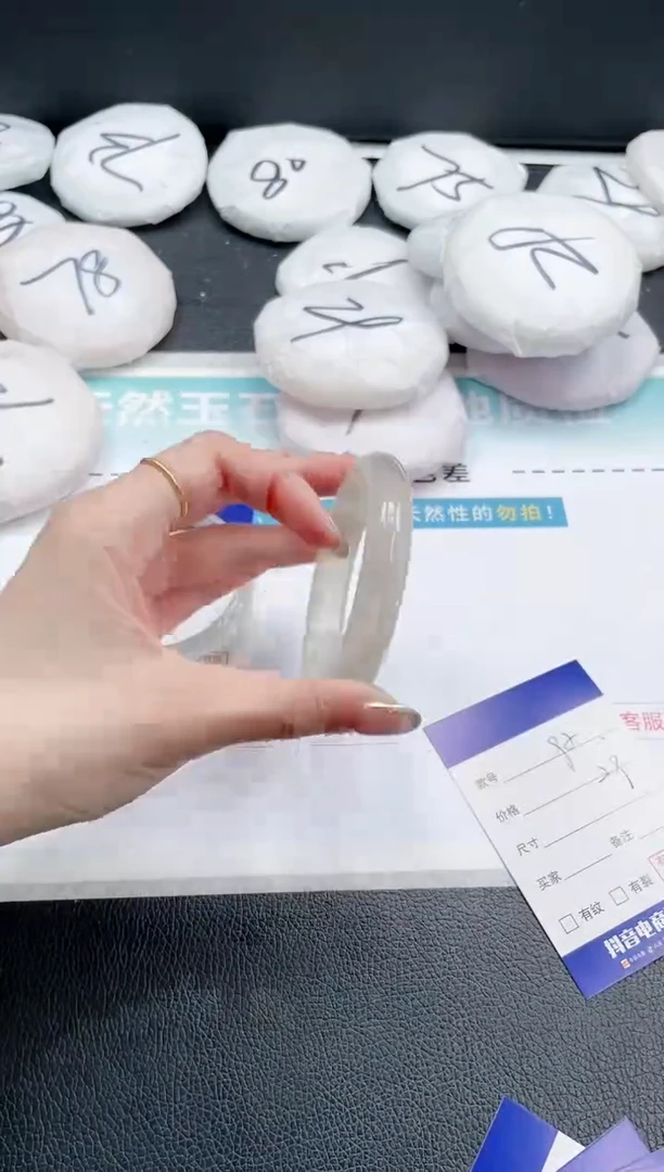 【闪购商品】石英质玉手镯未镶嵌18J92-56