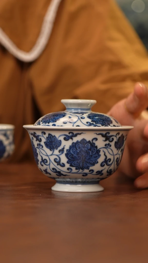 丰雅赏玩缠枝莲盖碗