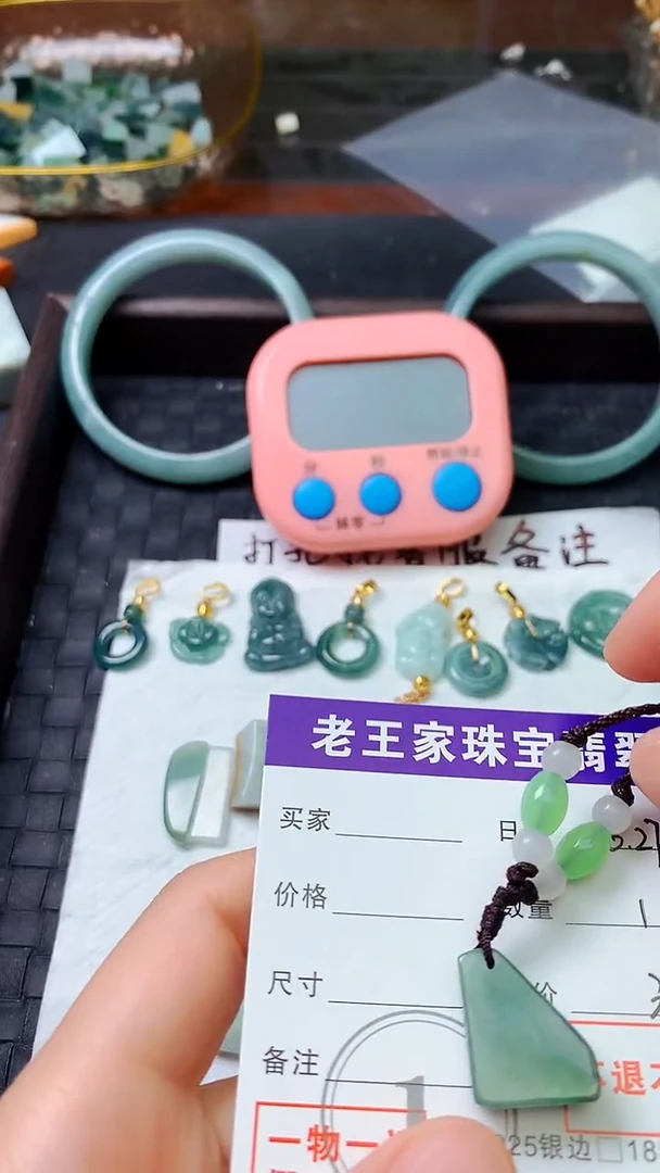 翡翠未镶嵌颈饰果***翅料子