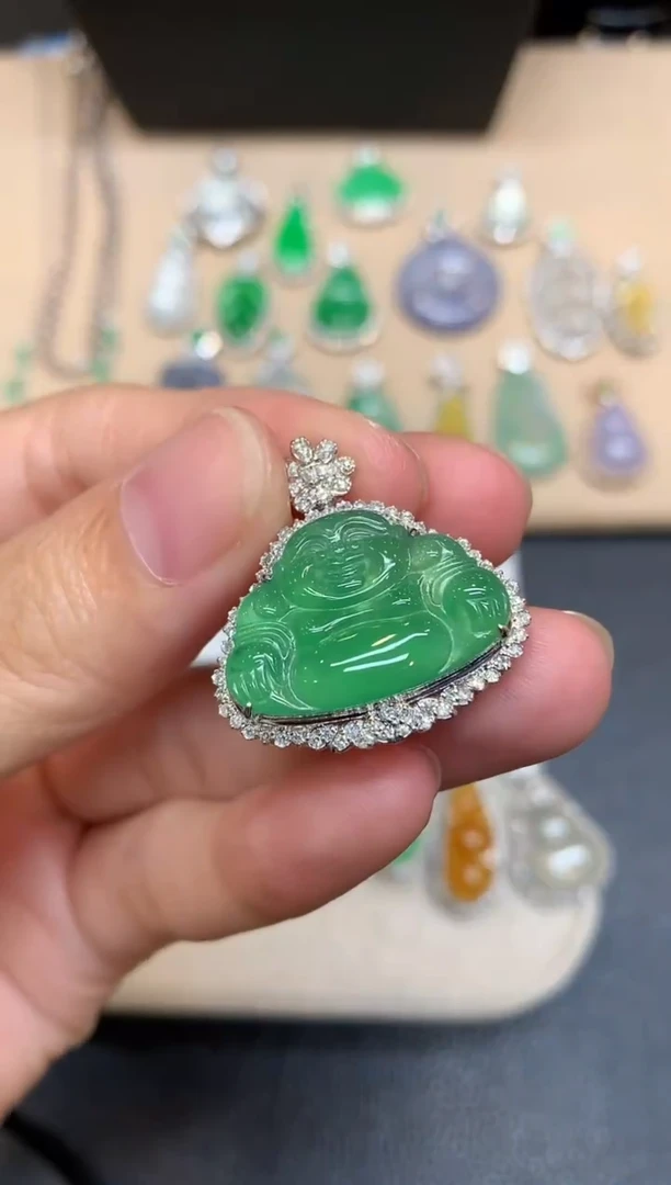 颈饰18K金镶嵌翡翠佛公【无服务费