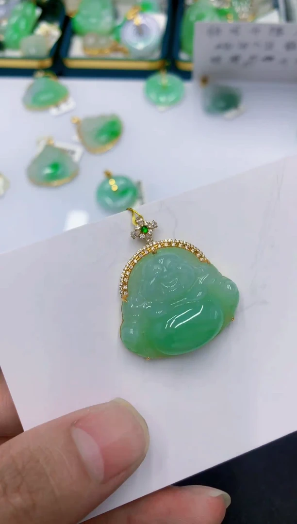 颈饰18K金镶嵌翡翠欣*翡翠