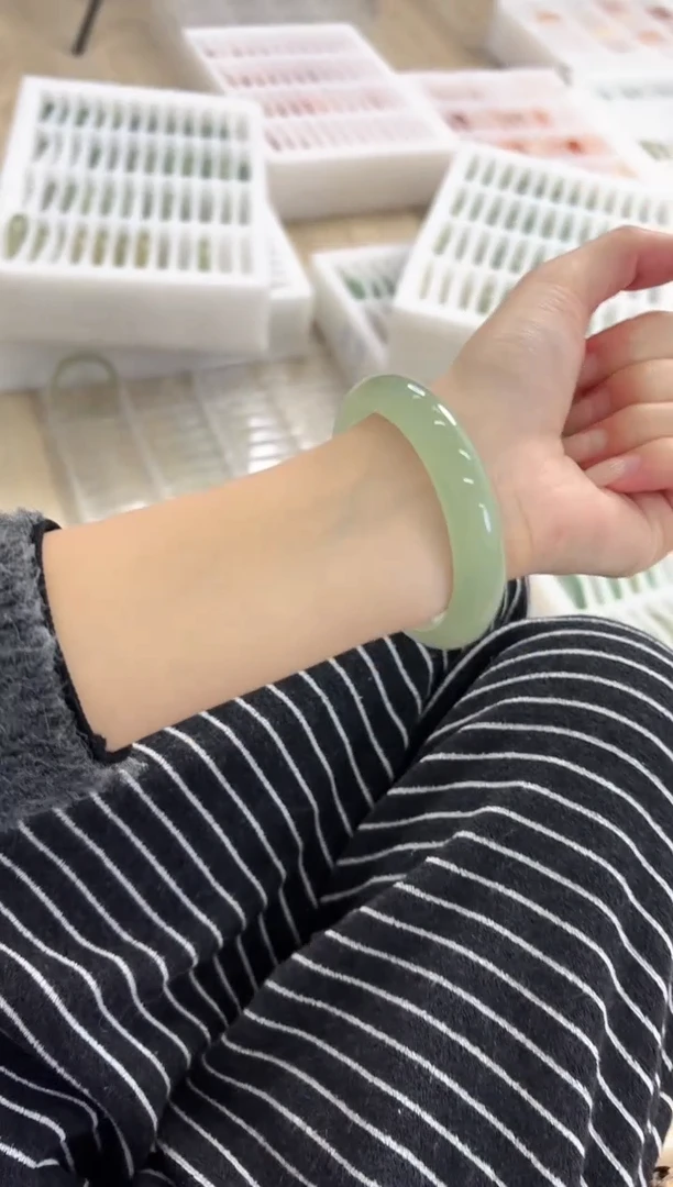 未镶嵌手镯石英质玉42-54D