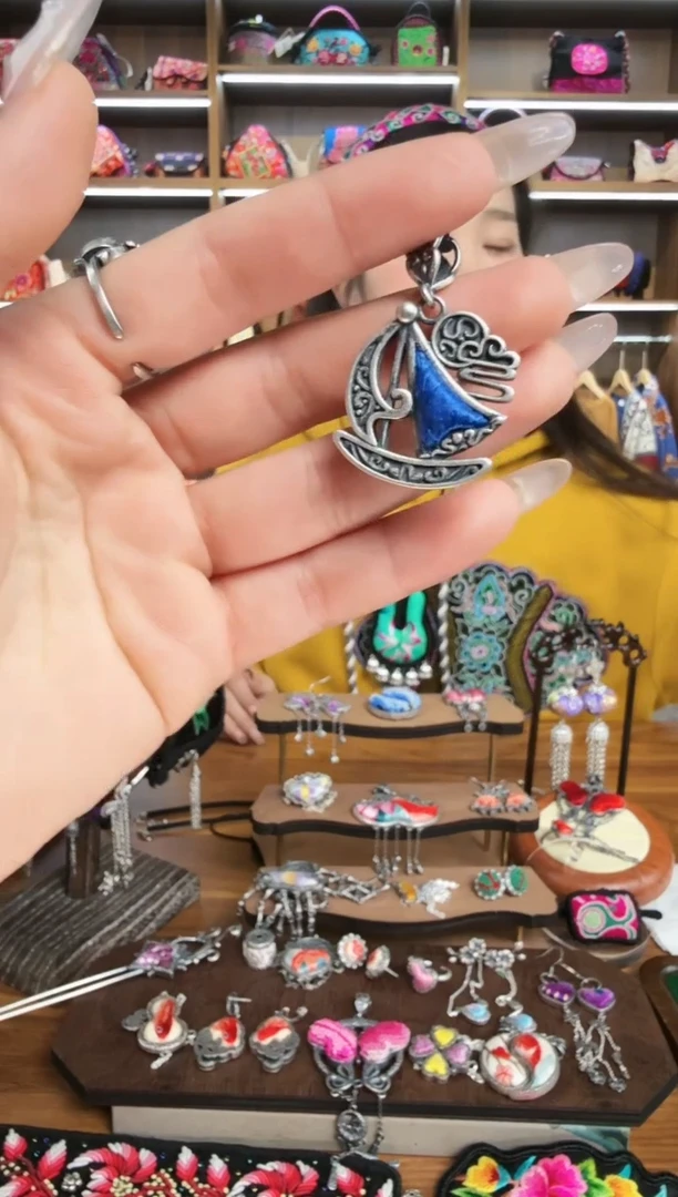 【闪购商品】织绣143蒙阿苏苗绣传承