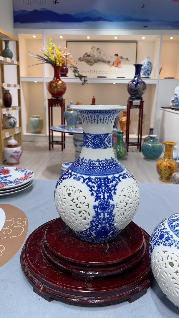 摆件高约27.5青花镂空瓶