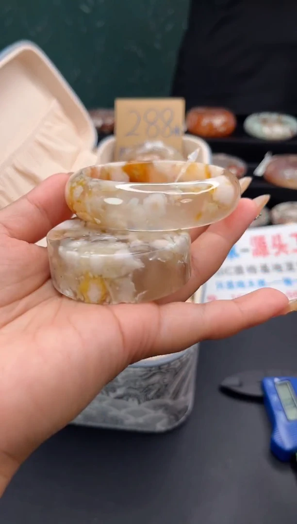 未镶嵌手镯石英质玉（56圈口)赠送镯心