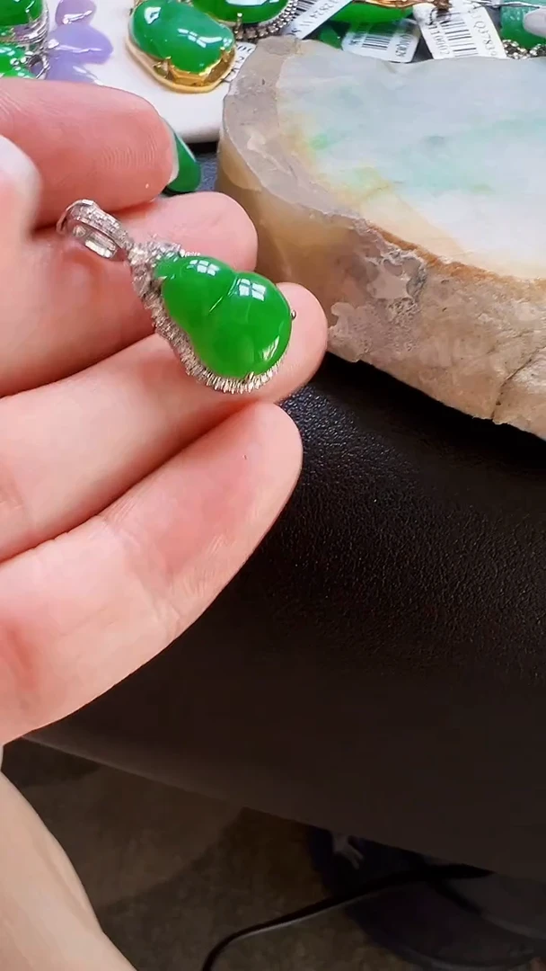 颈饰18K金镶嵌翡翠葫芦