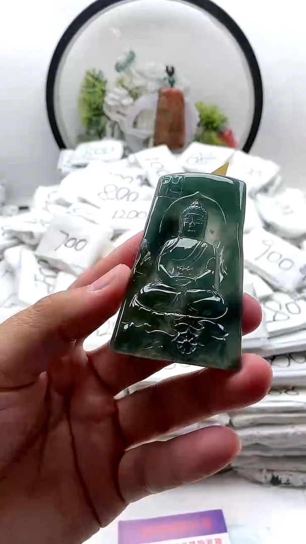 翡翠未镶嵌颈饰大日如来