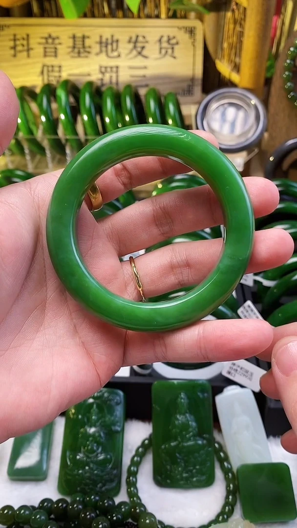 未镶嵌手镯和田玉（碧玉）手镯