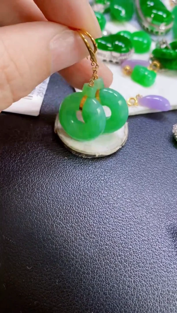 颈饰18K金镶嵌翡翠耳饰