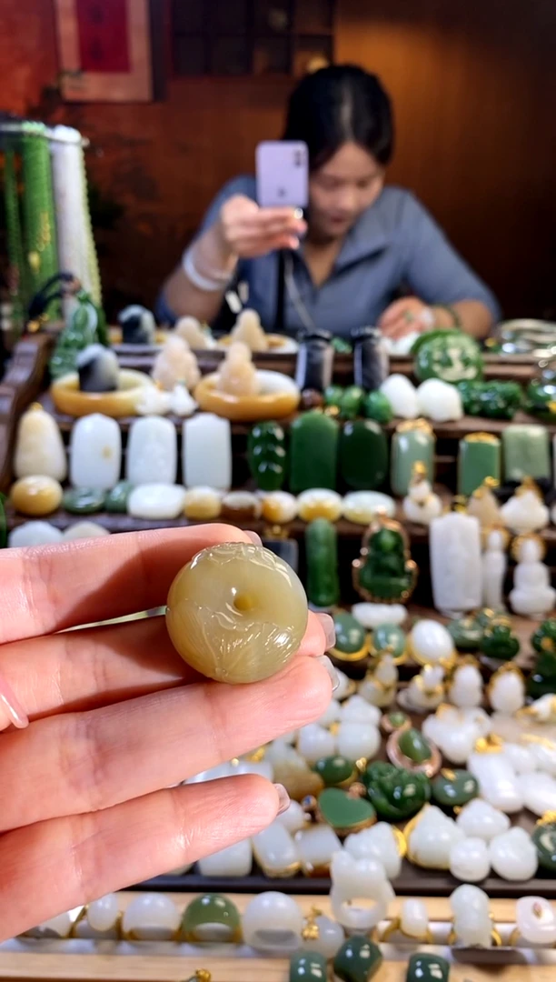 和田玉未镶嵌吊坠(不含链).