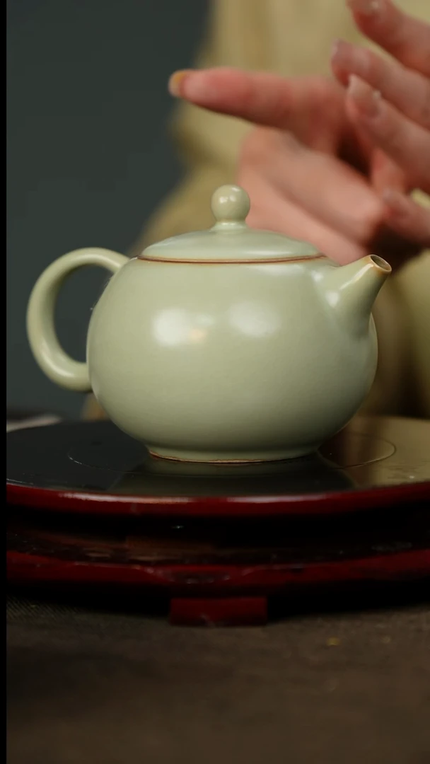 微微瑕 粉青 西施壶 无底款