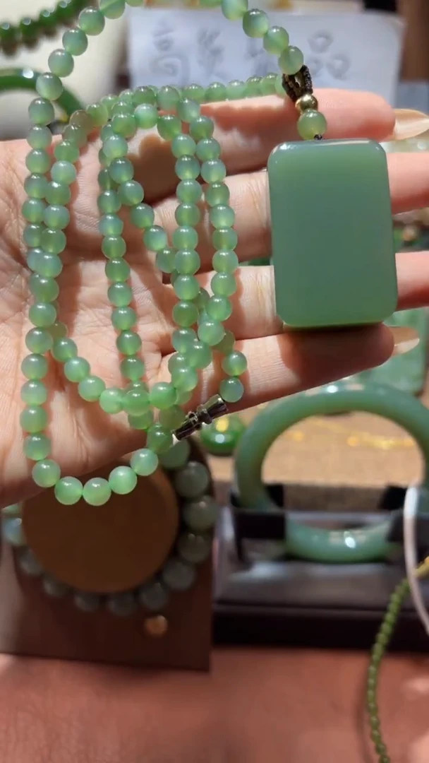 颈饰未镶嵌和田玉（碧玉）1