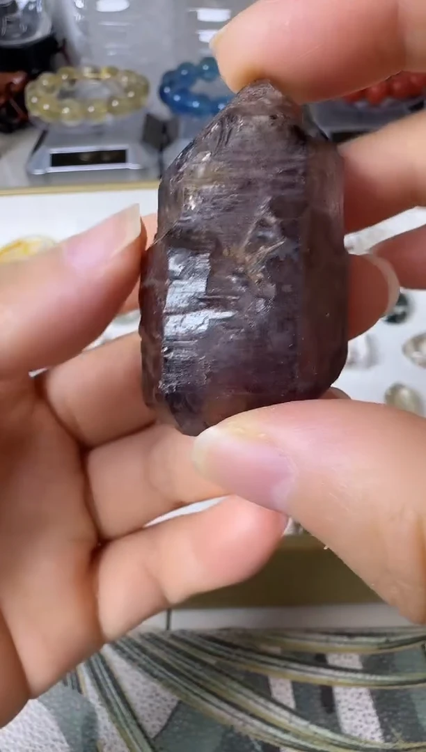 颈饰未镶嵌水晶矿坑