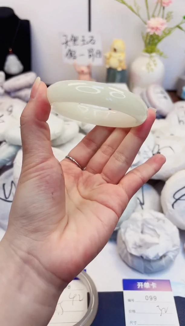 【闪购商品】石英质玉手镯未镶嵌99-玉兰白-圈口59