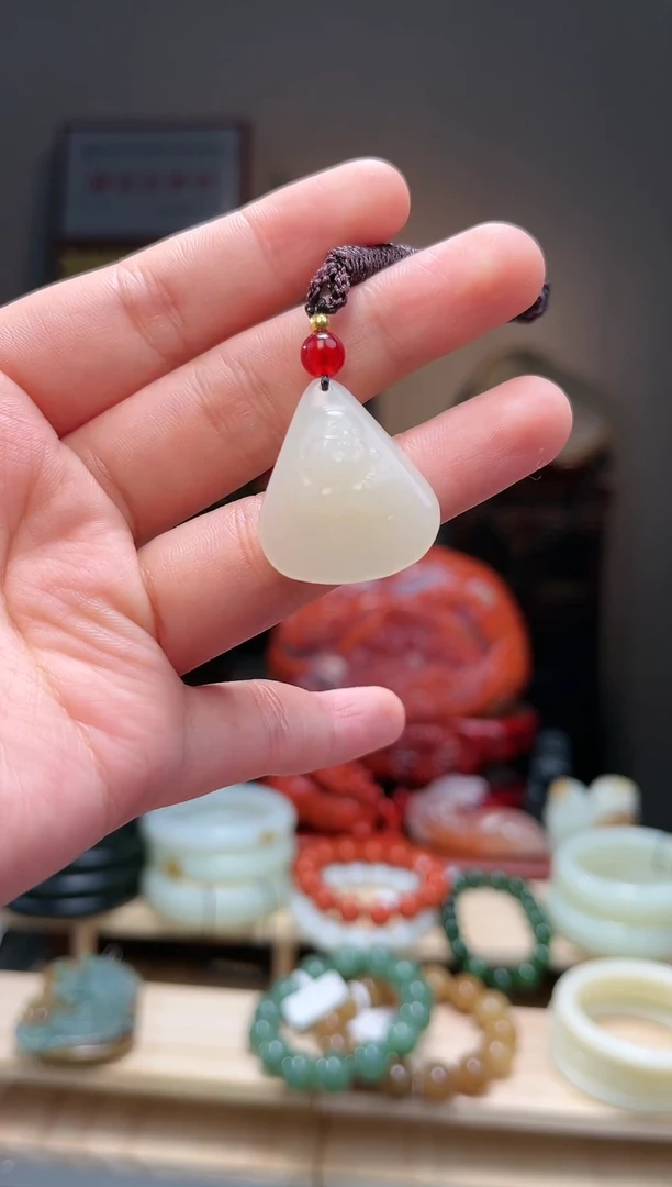颈饰未镶嵌和田玉吊坠