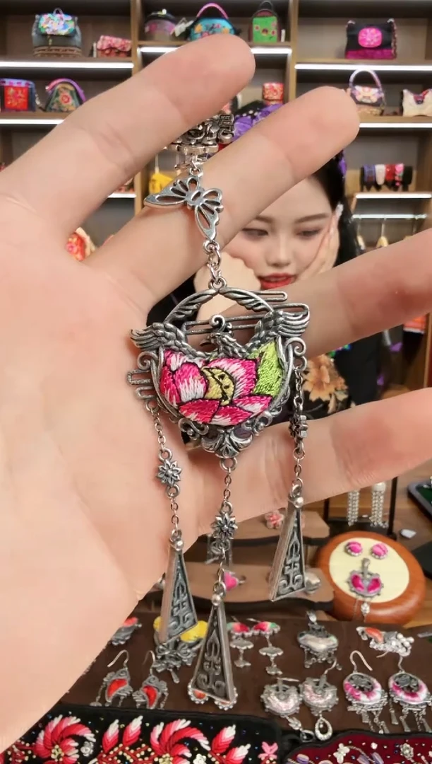 【闪购商品】织绣20蒙阿苏苗绣传承