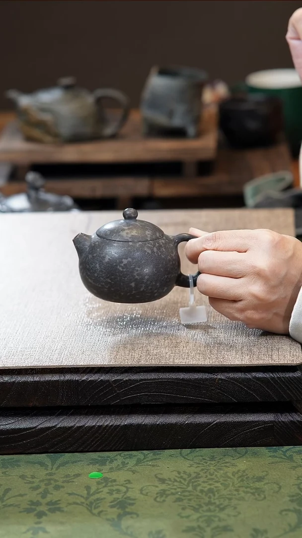 中式归玉堂冰碛岩重工雕刻豹纹小西施壶